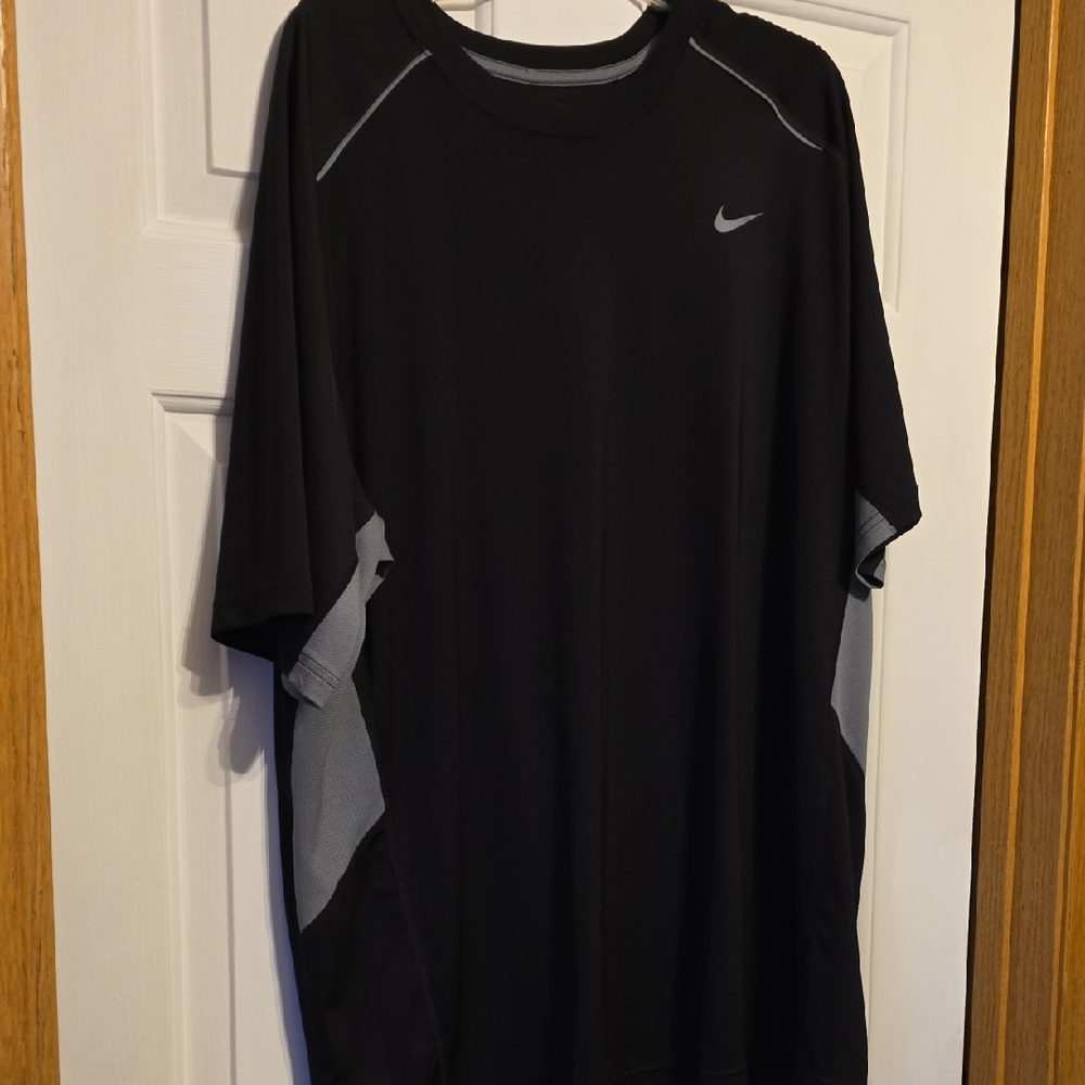 Nike Men's Black and Gray Short Sleeve Dri Fit Tee